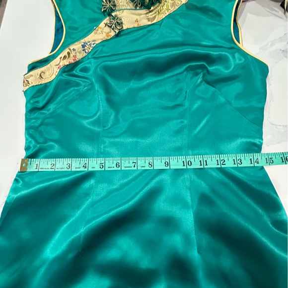 Vintage Emeral Green Silk Qipao (Cheongsam) - Picture 13 of 16